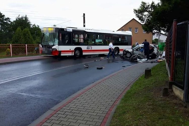26-letni kierowca nie dostosował prędkości i uderzył w autobus, Patryk Nowak