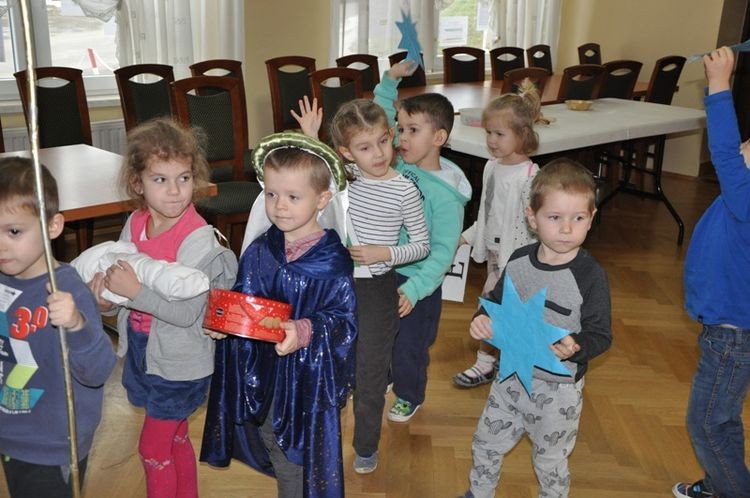 Przedszkolaki z Jastrzębia poznały bożonarodzeniowe tradycje, Przedszkole nr 18 w Jastrzębiu-Zdroju