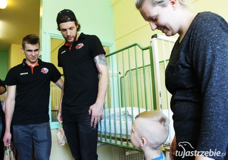 Siatkarze z Jastrzębskiego Węgla odwiedzili dzieci w szpitalu, pww