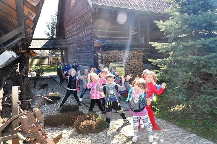 Przedszkolaki z Jastrzębia poznały życie na staropolskiej wsi, Przedszkole nr 18 w Jastrzębiu-Zdroju
