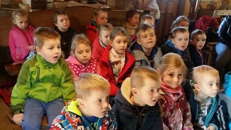 Przedszkolaki z Jastrzębia poznały życie na staropolskiej wsi, Przedszkole nr 18 w Jastrzębiu-Zdroju