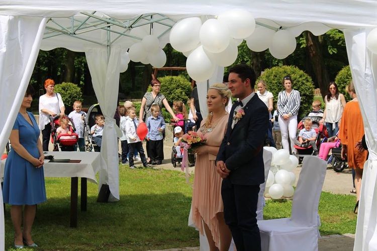 Prezydent Anna Hetman udzieliła ślubu w Parku Zdrojowym, źródło: Prezydent Anna Hetman/Facebook