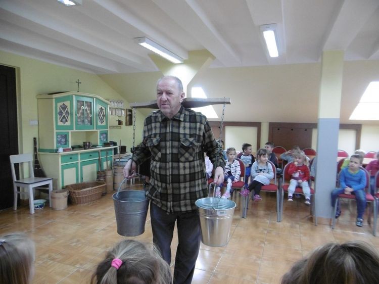 Dzieci z Przedszkola nr 2 poznały codzienne życie swoich pradziadków, Przedszkole nr 2 w Jastrzębiu-Zdroju