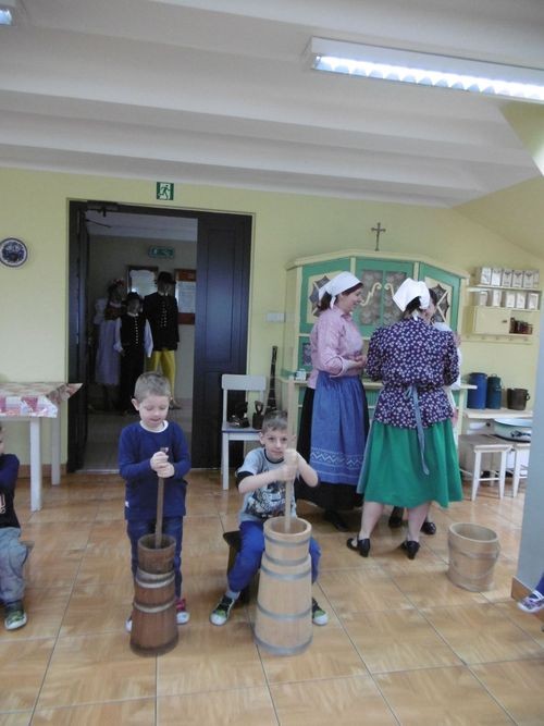 Maluchy z Przedszkola nr 2 „przeniosły się w czasie” o 100 lat, Przedszkole nr 2 w Jastrzębiu-Zdroju