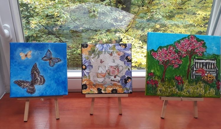 Młodzi malarze zaprezentowali obrazy na wystawie, Stowarzyszenie Na Rzecz Dzieci Niepełnosprawnych i Ich Rodziców „Tęcza”