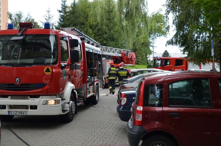 Tragiczny pożar przy ul. Kaszubskiej. W mieszkaniu strażacy znaleźli zwęglone zwłoki kobiety, KM PSP Jastrzębie-Zdrój