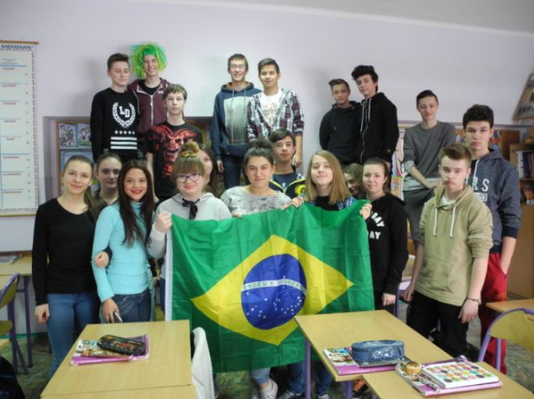 Uczniowie „Jedenastki” uczyli się języka angielskiego ze studentkami z Indonezji i Brazylii (wideo), ZS nr 11 w Jastrzębiu-Zdroju