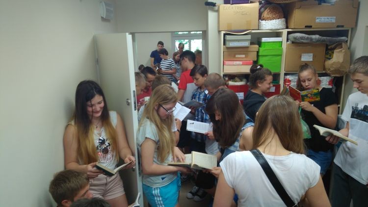 Gimnazjaliści z Jastrzębia wzięli udział w akcji masowego czytania, Gimnazjum nr 3 w Jastrzębiu-Zdroju