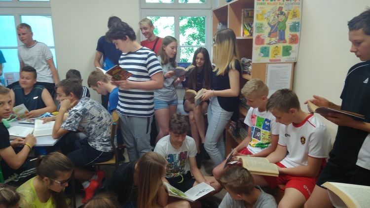 Gimnazjaliści z Jastrzębia wzięli udział w akcji masowego czytania, Gimnazjum nr 3 w Jastrzębiu-Zdroju