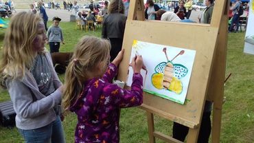 Stowarzyszenie „Tęcza”: dzieci malowały portrety zwierząt w Jarze Południowym