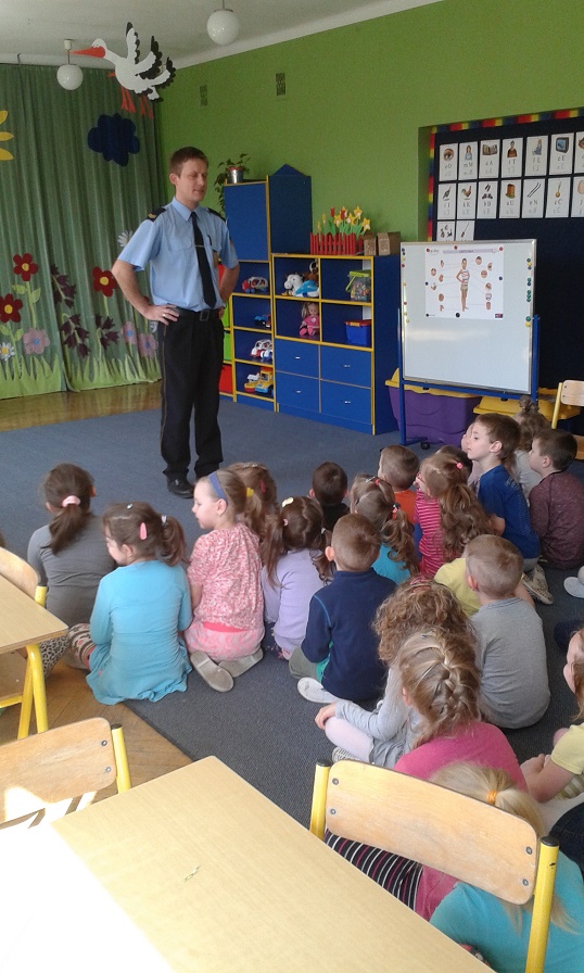 Strażnik miejski uczył przedszkolaki, by nie rozmawiać z nieznajomymi, materiały prasowe PP 6
