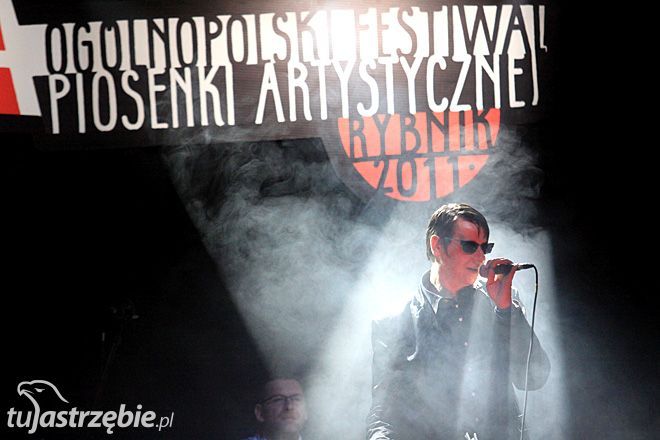 Maciej Maleńczuk podczas koncertu w ramach Ogólnopolskiego Festiwalu Piosenki Artystycznej w Rybniku