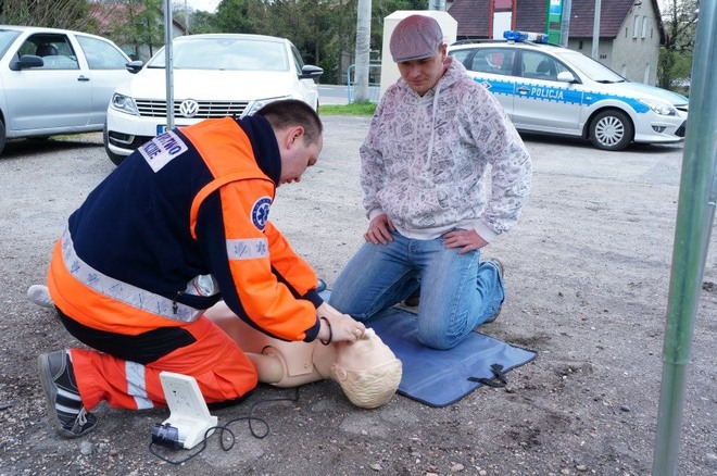Zamiast mandatu policjanci proponowali krótki kurs pierwszej pomocy, KMP w Jastrzębie-Zdrój