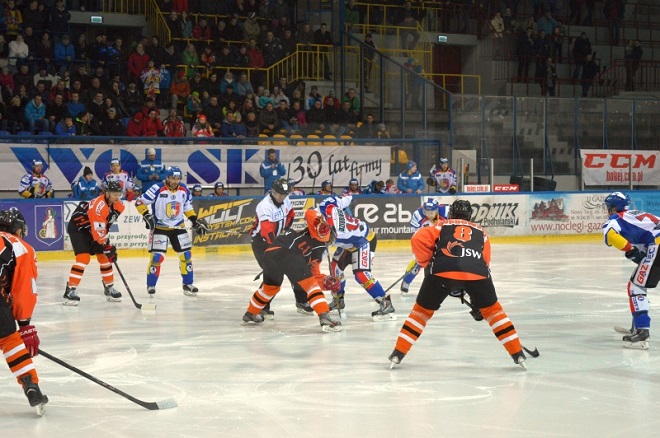 JKH przegrał po rzutach karnych w meczu wyjazdowym Polskiej Hokej Ligi z zespołem TatrySki Podhale Nowy Targ