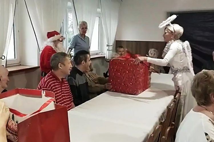 Zostań Świętym Mikołajem dla Seniora. Rozdanie prezentów w DPS w Jastrzębiu-Zdroju