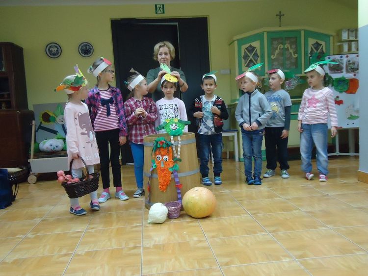 Dzieci z Przedszkola nr 2 na warsztatach z kiszenia kapusty, Przedszkole nr 2 w Jastrzębiu-Zdroju