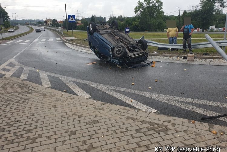 Na skrzyżowaniu DGP z ul. Pszczyńską dachował samochód, KM PSP w Jastrzębiu-Zdroju