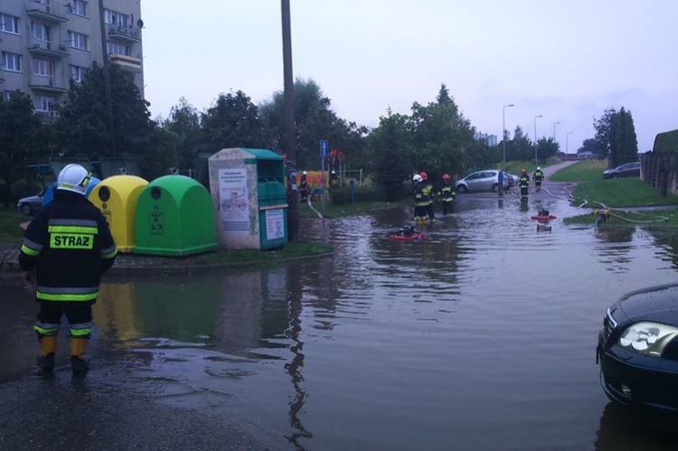 Kolejny raz w tym tygodniu zalało jedną z osiedlowych dróg w Moszczenicy, OSP Moszczenica/źródło: Facebook