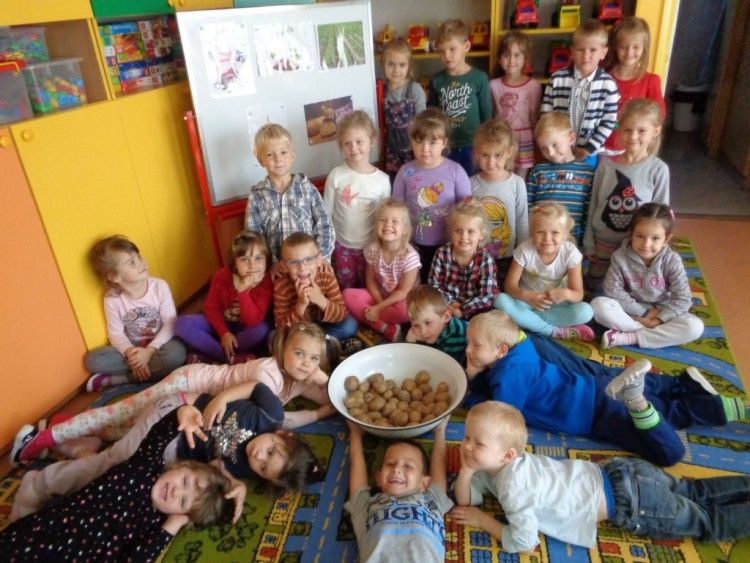Dzieci z PP 2 i ZSS przy WSRdD wspólnie obchodziły Święto Pieczonego Ziemniaka, materiały prasowe UM Jastrzębie-Zdrój