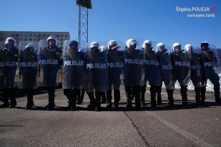 Pododdział zwarty policji doskonalił swoje umiejętności na stadionie, KMP w Jastrzębiu-Zdroju