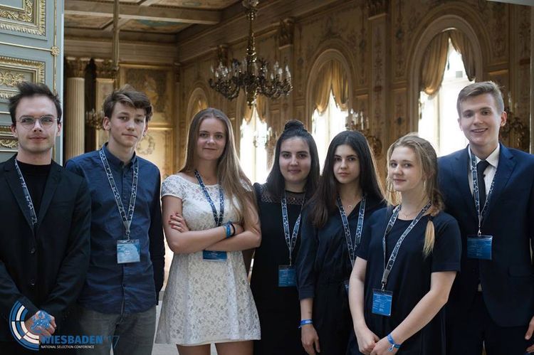 Uczennica „Sobieskiego” wzięła udział w sesji Europejskiego Parlamentu Młodzieży, Materiały prasowe