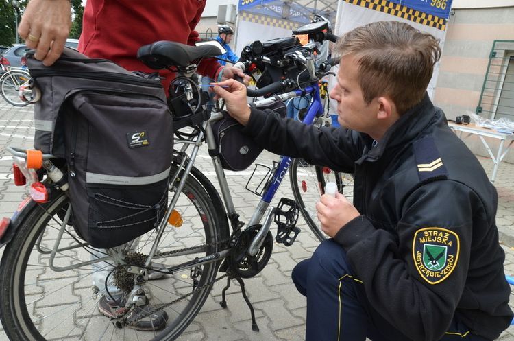 Strażnicy miejscy przeprowadzili dziś akcję znakowania rowerów, Piotr Kędzierski