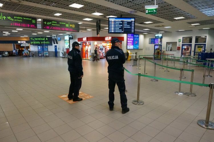 35-letni jastrzębianin z lotniska w Pyrzowicach trafił do policyjnej celi, KPP w Tarnowskich Górach