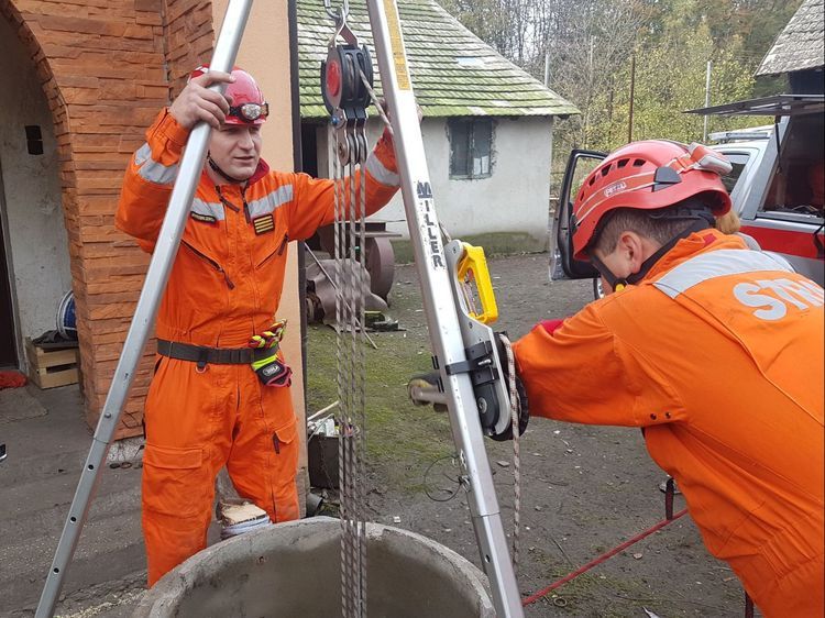 Strażacy ratowali psa uwięzionego w studni, PSP w Jastrzębiu-Zdroju