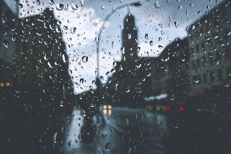 Deszcz nie sprzyja kierowcom, pixabay.com