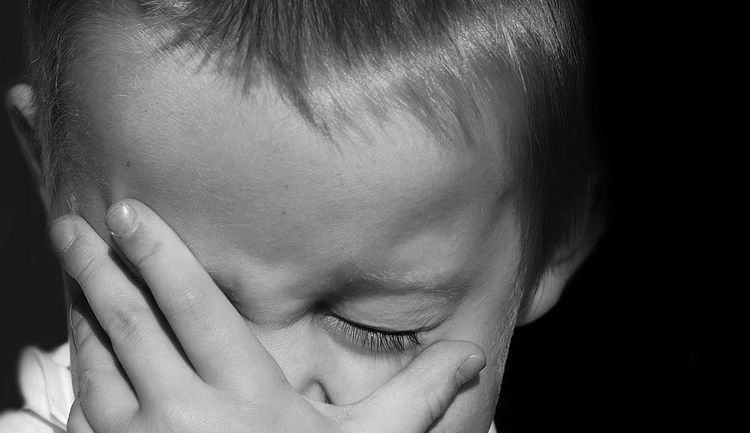 Przeraźliwy płacz dziecka a rodzice w stanie upojenia, pixabay
