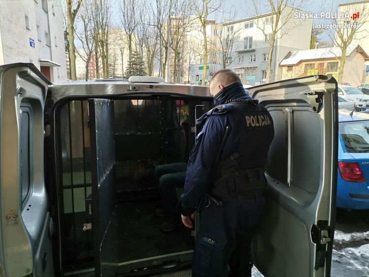 Zranił dwie osoby przy użyciu noża i pogrzebacza, Śląska Policja