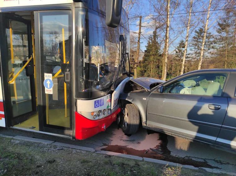 Ulica Ranoszka: Kierowca audi wjechał w autobus MZK Jastrzębie, KMP Jastrzębie