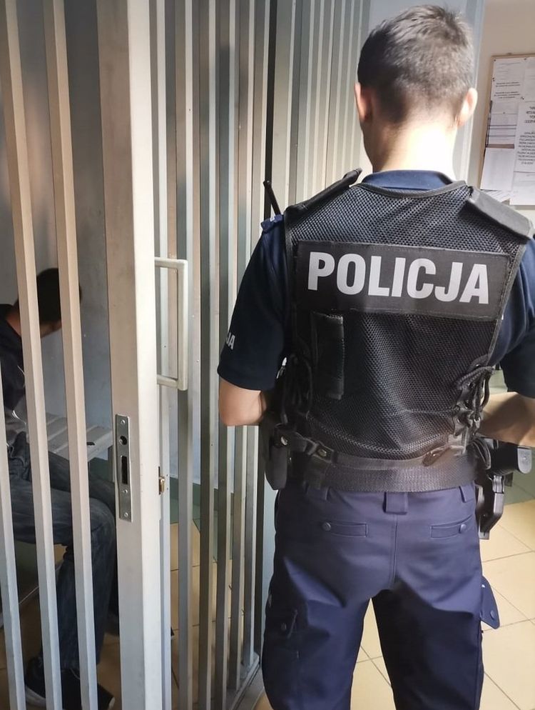 Wandal niszczący drzwi od klatek schodowych zatrzymany, KMP Jastrzębie