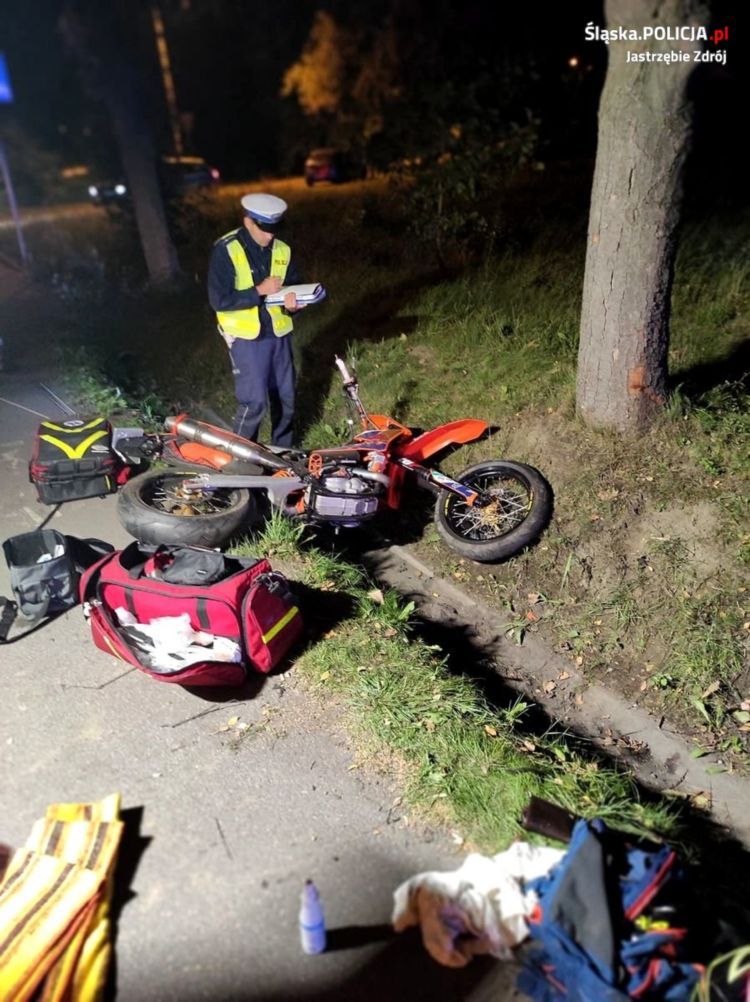 Motocyklista uderzył w dwa drzewa i wpadł do rowu. Uratowali go policjanci, KMP Jastrzębie