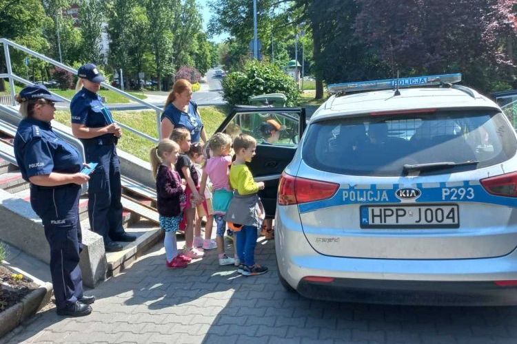 „Cała Polska czyta dzieciom” - jastrzębscy policjanci odwiedzają najmłodszych, KMP Jastrzębie