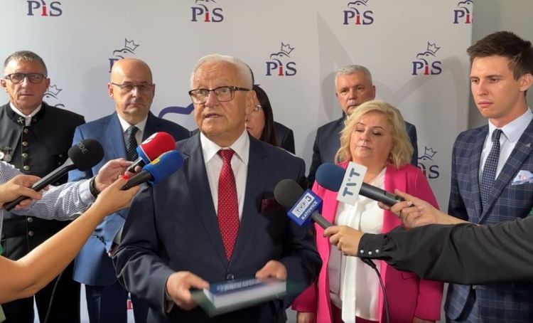 PiS przedstawił kandydatów do Sejmu i Senatu. Wśród nich lider zespołu Universe. Nie ma Adama Gawędy i jego żony - Ewy, 