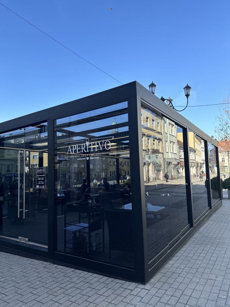 Restauracja Aperitivo wróciła na gastronomiczną mapę Rybnika. Klienci zaczęli wracać z uśmiechem na twarzach, Materiał Partnera, całoroczny ogród Aperitivo wykonały firmy DK Glass i Suver.