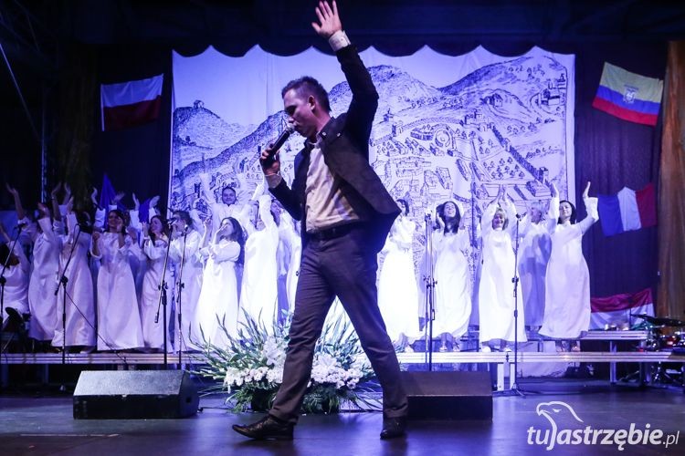 Z pielgrzymami w muzyczną podróż dookoła świata, Dominik Gajda