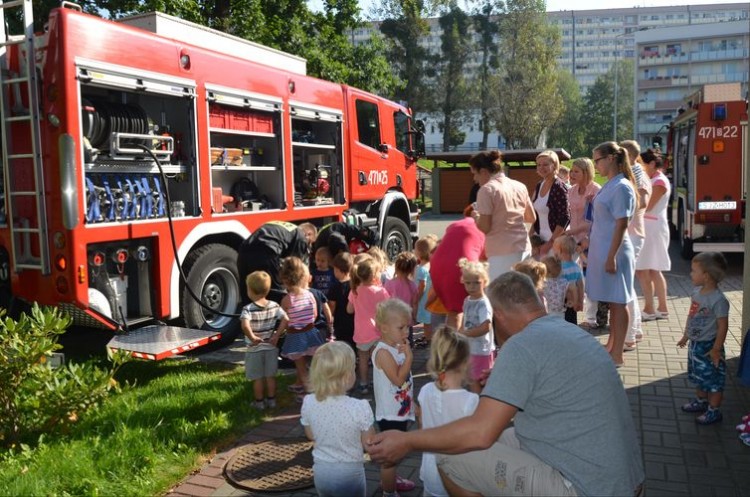 Maluchy wiedzą co zrobić, gdy w budynku wybuchnie pożar, KM PSP w Jastrzębiu-Zdroju
