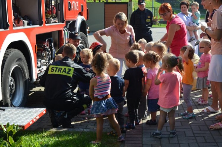 Maluchy wiedzą co zrobić, gdy w budynku wybuchnie pożar, KM PSP w Jastrzębiu-Zdroju