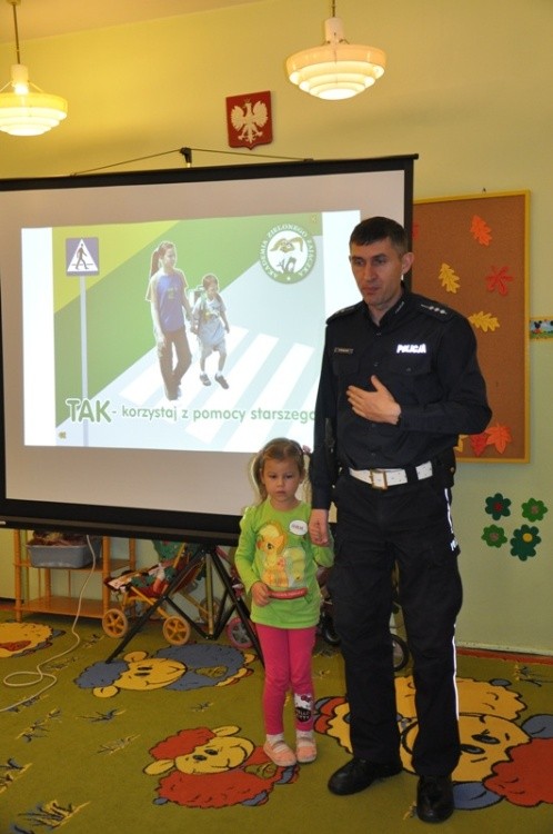 Policjant opowiedział dzieciom z P 18 o zasadach bezpieczeństwa na drodze, dk, materiały prasowe Przedszkole nr 18