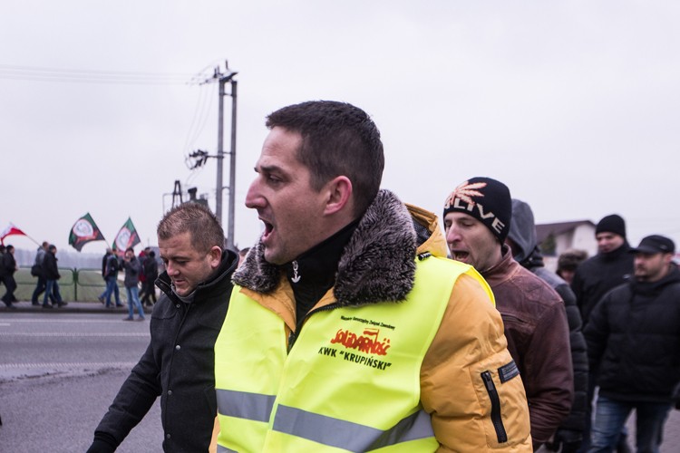 Blisko 1000 górników z Krupińskiego blokowało drogę. W sobotę kolejne akcje, Dominik Gajda