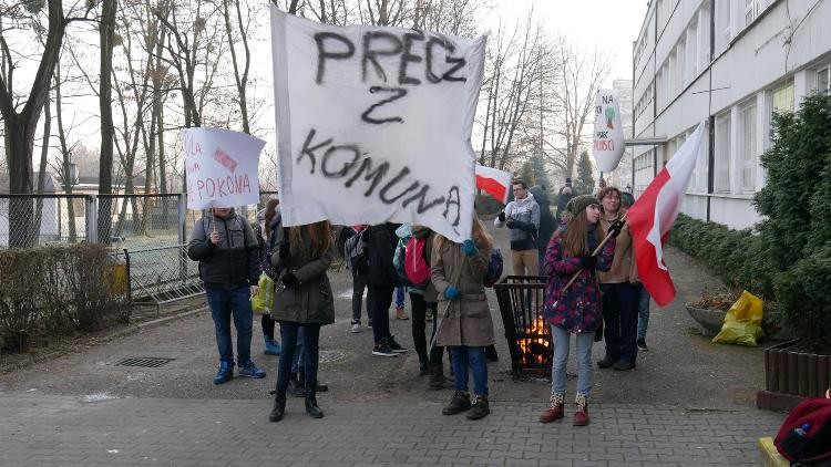 ZOMO i protesty opozycji w ZS 3. Młodzież pamięta o rocznicy wprowadzenia stanu wojennego, dk, materiały prasowe ZS 3 Jastrzębie-Zdrój