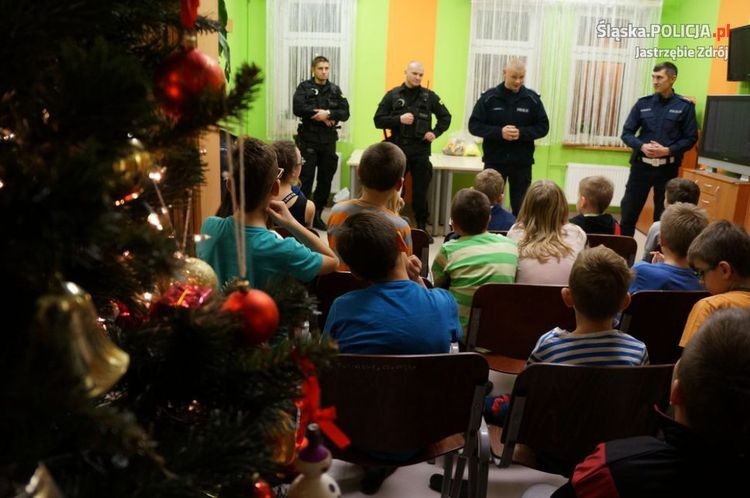Jastrzębscy policjanci sprawili niespodziankę podopiecznym Domu Dziecka, KMP w Jastrzębiu-Zdroju