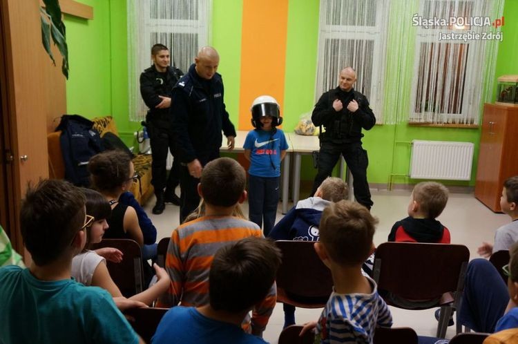 Wyjątkowe spotkanie w Domu Dziecka. Policjanci przyszli z prezentami, KMP w Jastrzębiu-Zdroju
