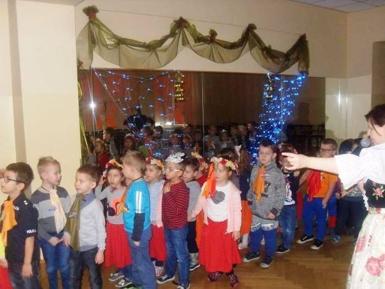 Dzieci z jastrzębskiego przedszkola bawiły się na ludowym balu, Przedszkole nr 18 w Jastrzębiu-Zdroju