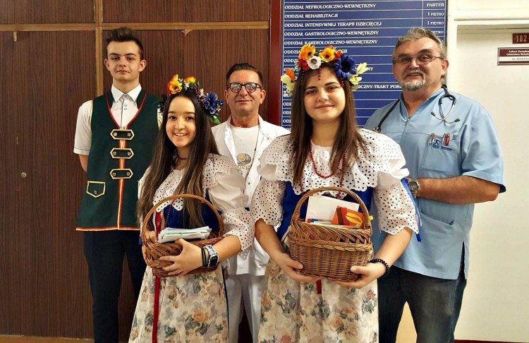 Młodzież rozdawała własnoręcznie wykonane kartki świąteczne pracownikom i pacjentom szpitala, Elżbieta Roszczak