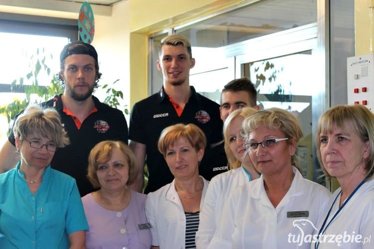 Siatkarze z Jastrzębskiego Węgla odwiedzili dzieci w szpitalu, pww