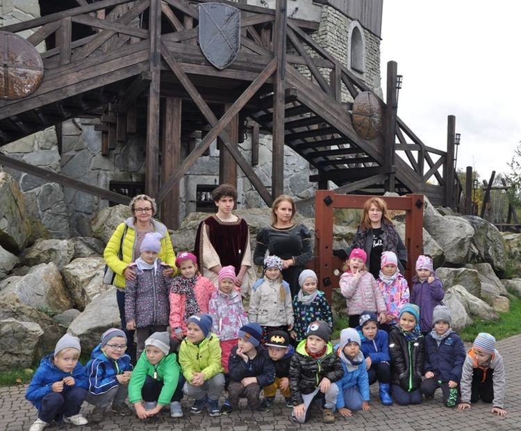 Dzieci z P18 poznały życie średniowiecznych rycerzy, Przedszkole nr 18 w Jastrzębiu-Zdroju