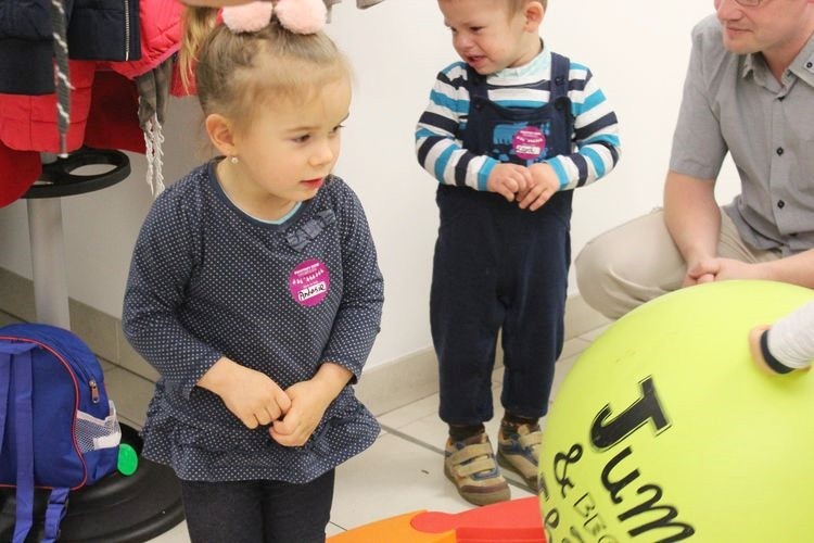 Światowy Dzień Wcześniaka: maluchy wzięły udział w wyjątkowym balu, pww